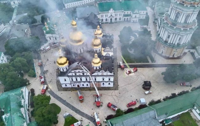 Наслідки обстрілу Лаври. Фото: ДСНС