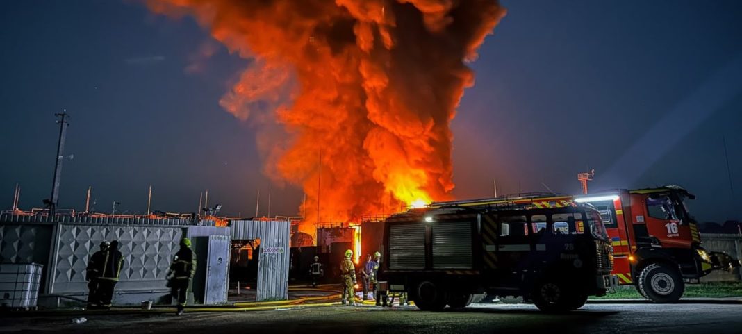 Пожежа на Київщині внаслідок атаки російських безпілотників. Фото: ДСНС