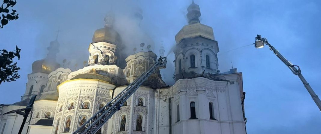 Пошкоджений внаслідок атаки РФ Успенський Собор Києво-Печерської Лаври. Фото: ДСНС Києва