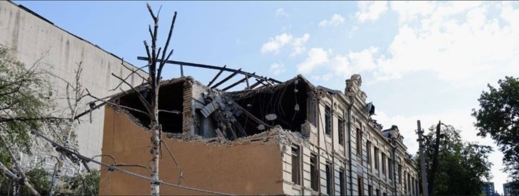 Історична будівля колишньої Лук’янівської поліцейської дільниці, яка зазнала руйнації внаслідок атаки РФ. Фото: Дмитро Перов