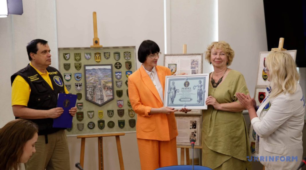 Найбільший вишитий шеврон. Фото: Укрінформ