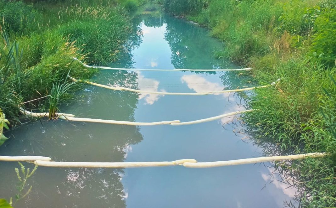 Нафтопродукти потрапили в озеро Кирилівське після обстрілу Києва, 2 липня. Фото: ДСНС України