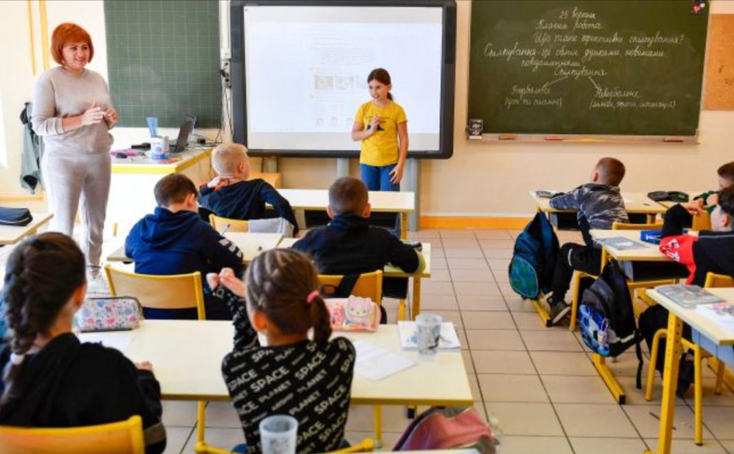 Школярі та вчителька. Фото: Getty Images
