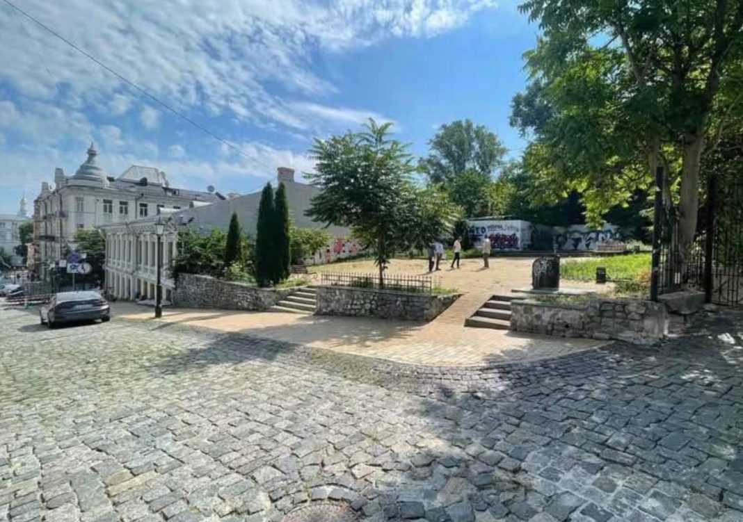 Територія, де планують облаштувати новий культурний простір. Фото: Дмитро Перов
