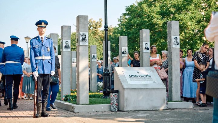 Алея Героїв у Деснянському районі Києва. Фото: Facebook/Максим Бахматов