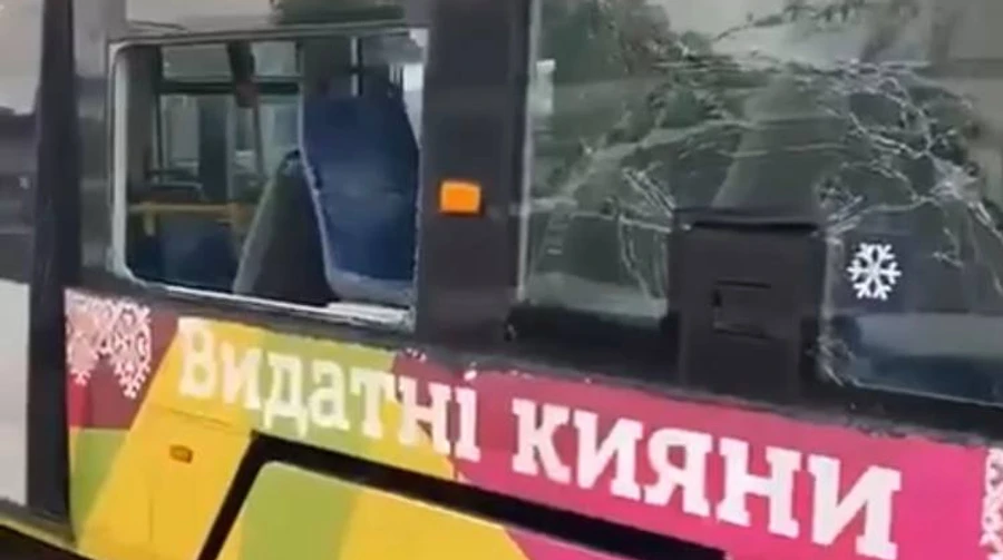 Один із пошкоджених трамваїв. Фото: скриншот із відео