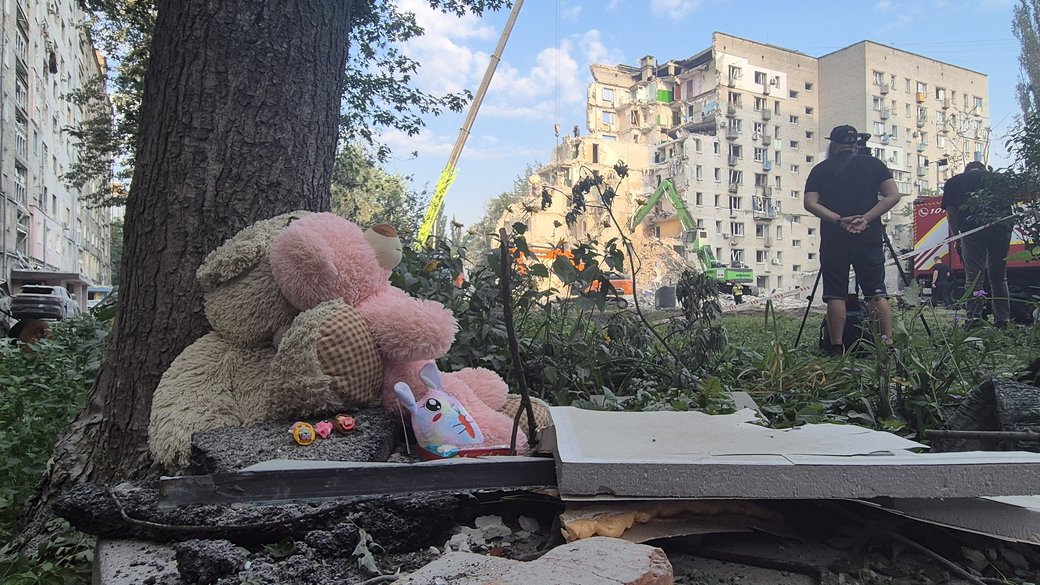 Іграшки біля зруйнованого будинку у Дарницькому районі. Фото: Вікторія Пухальська