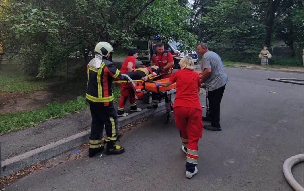Госпіталізація жінки, яка постраждала під час пожежі в Голосіївському районі. Фото: ДСНС Києва