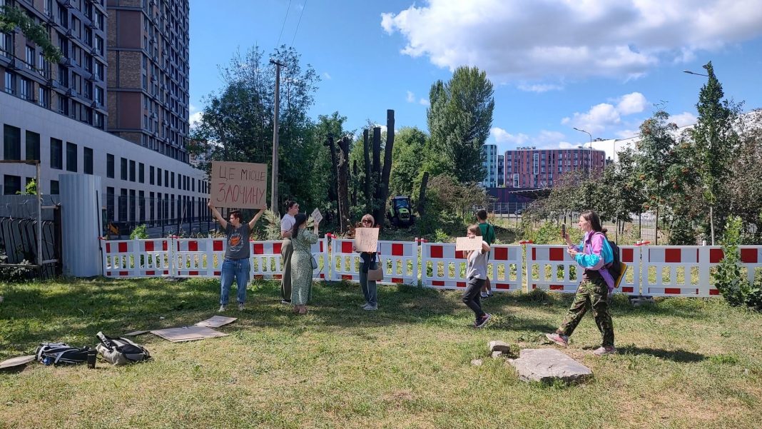 Активісти протестують проти вирубки дерев для будівництва резервної тепломережі на Теремках. Фото: Богдан Гдаль