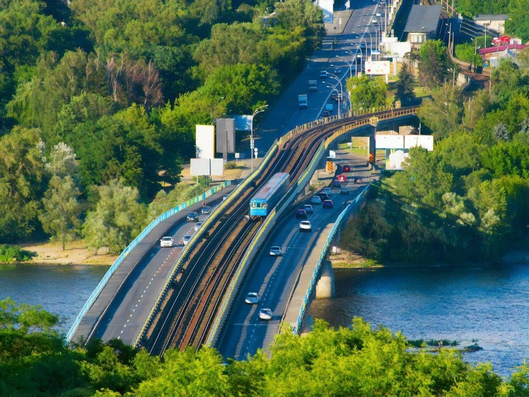 Обмеження руху у Києві на мосту метро