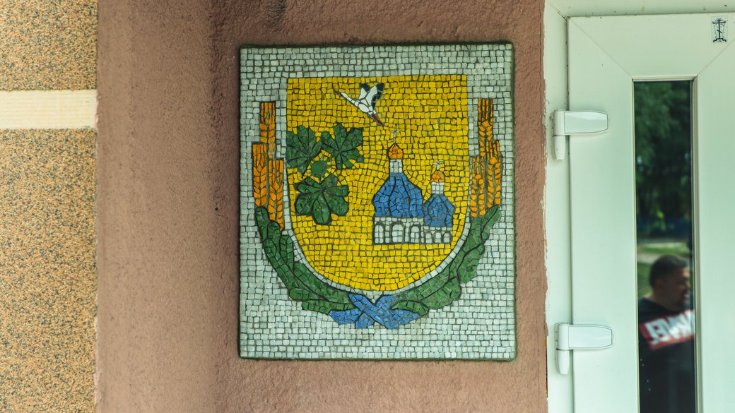 Мозаїчний герб на Київщині у селі Гайшин. Фото: Суспільне Культура