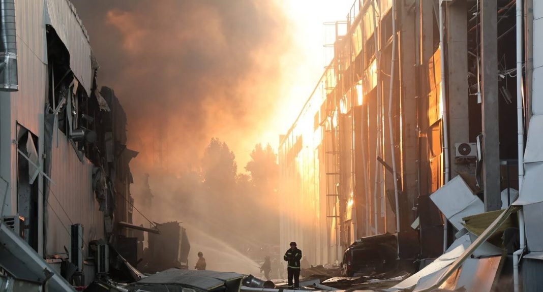 Ліквідація пожежі після атаки РФ на Київ у ніч на 16 липня 2026 року. Фото: ДСНС