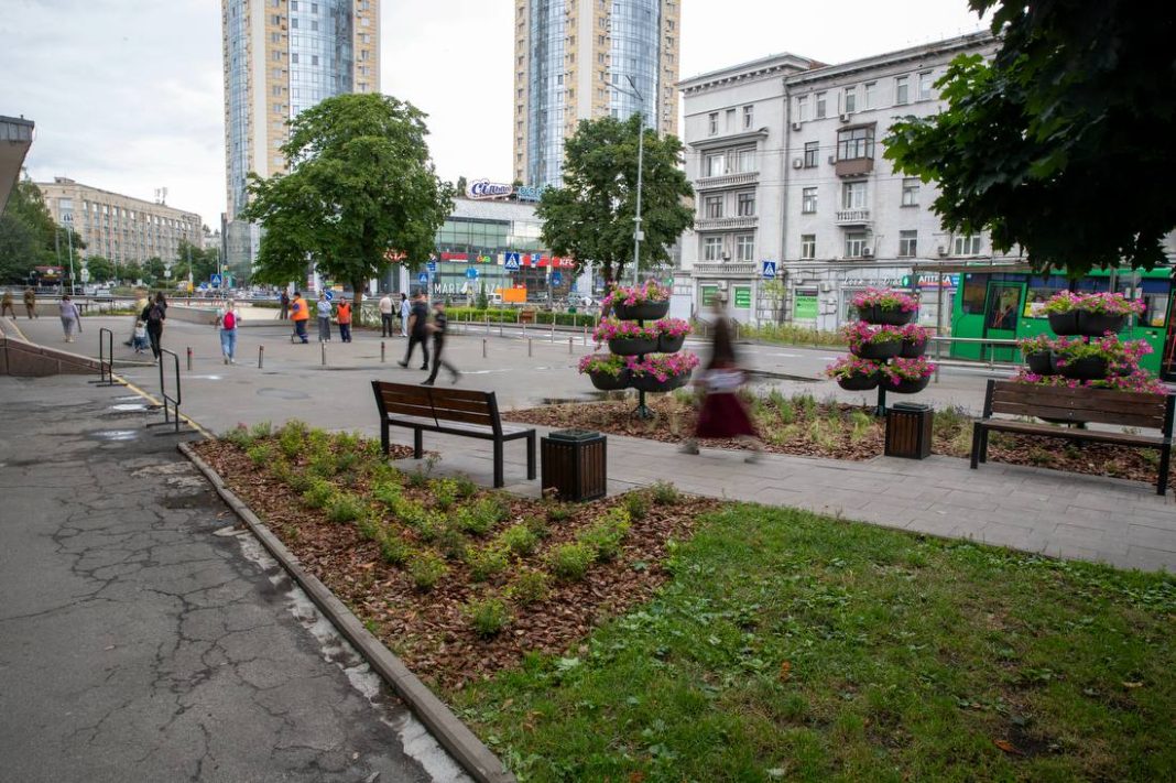 Сквер біля станції метро 