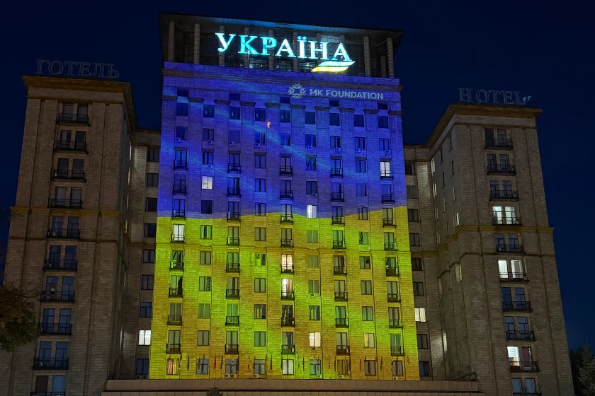 Увечері 24 серпня фасад готелю «Україна» на Майдані Незалежності перетворили на масштабний синьо-жовтий стяг на честь 35-ї річниці Незалежності України