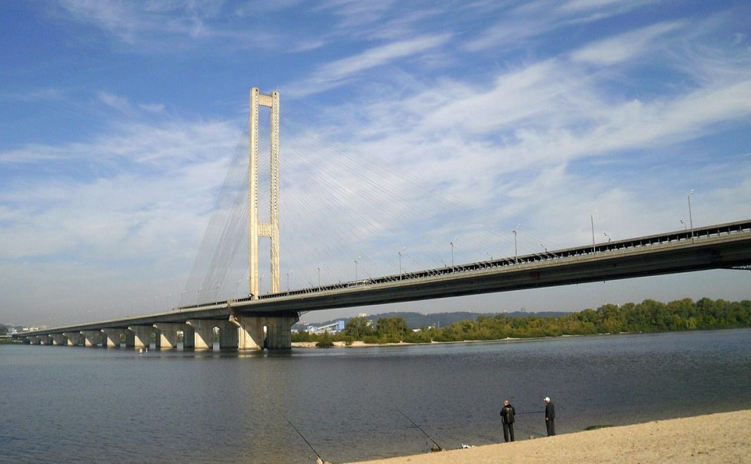 Південний міст у столиці. Фото: 