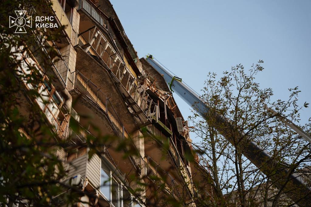 Пошкоджений будинок у столиці. Фото: ДСНС Києва