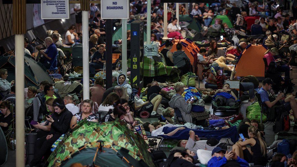 Люди ховаються всередині станції метро у Києві під час нічної російської масованої атаки. Фото: REUTERS/Alina Smutko