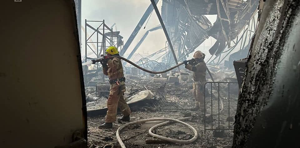 Рятувальники ліквідовують наслідки атаки на Київщину 5 серпня. Фото: ДСНС