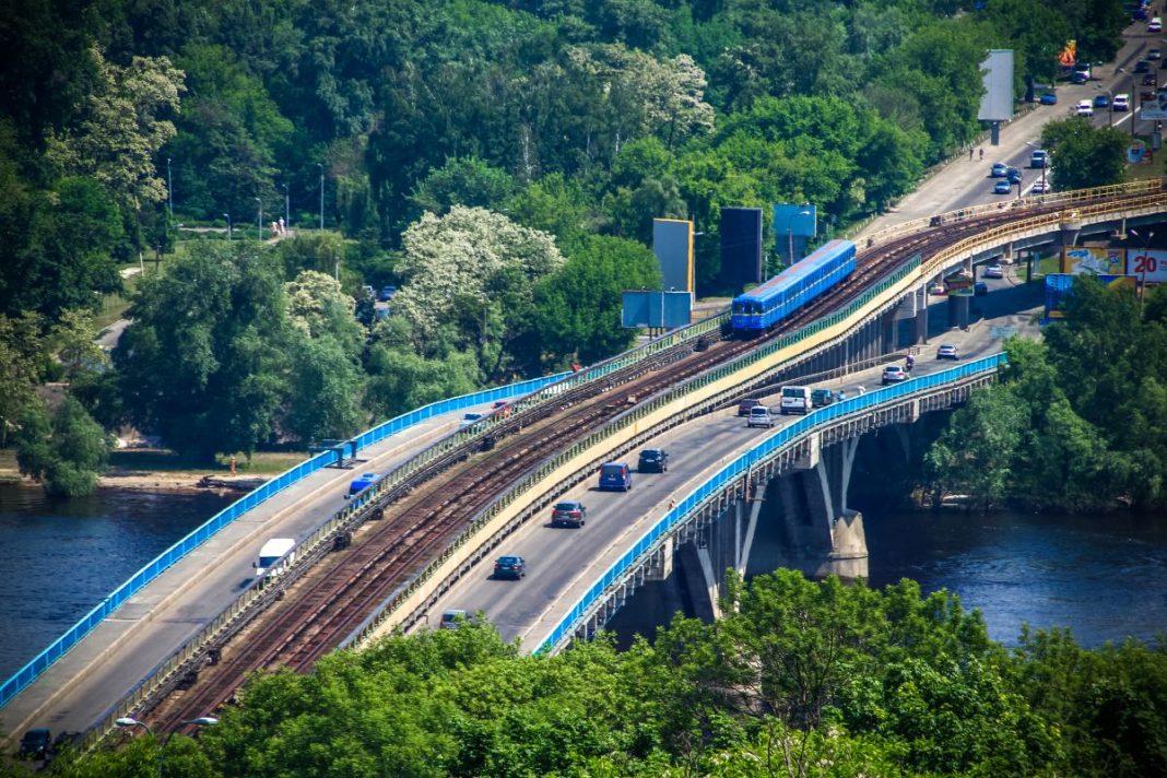 У Києві з 28 до 31 серпня обмежать рух на мосту Метро