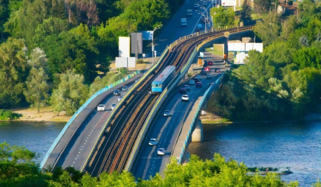 Обмеження руху на мосту Метро