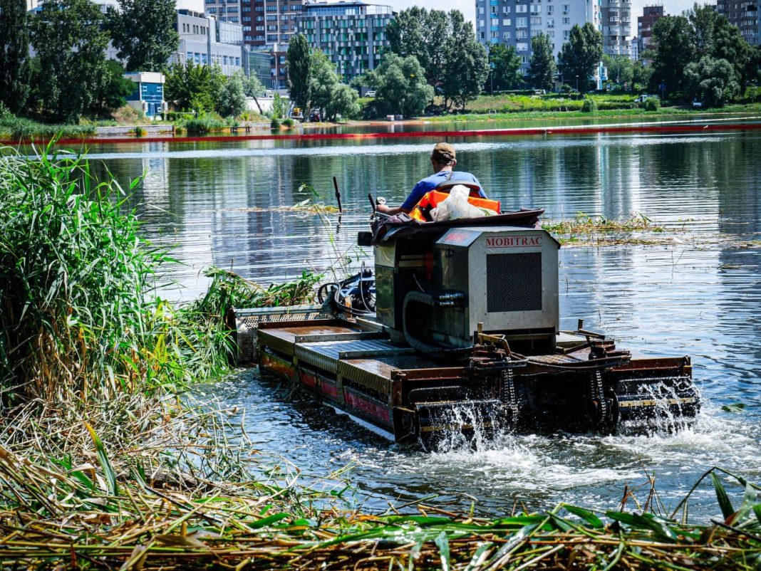 Очищення Кирилівського озера. Фото: КМДА