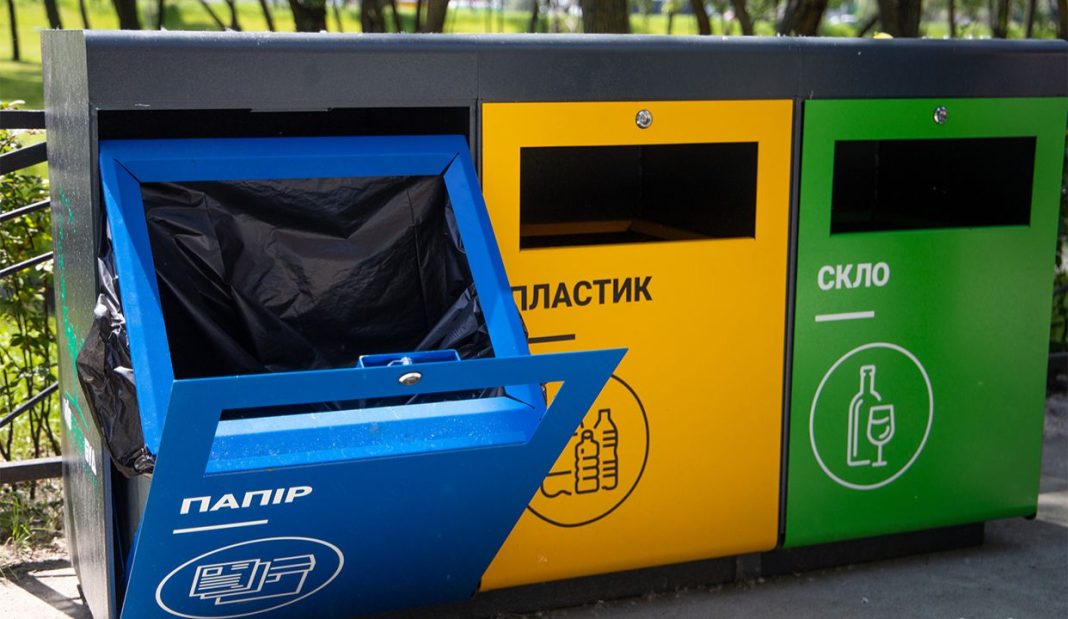 Сортування сміття. Фото: Олексій Самсонов
