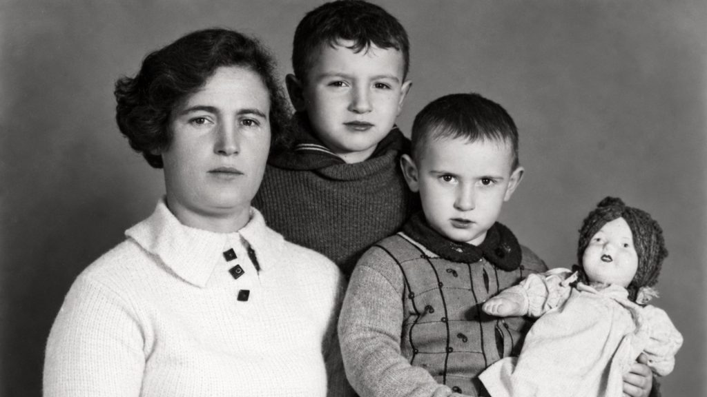 Етля Зусіс із дітьми Елі та Рівою, вбитими в Бабиному Яру в 1941 році.