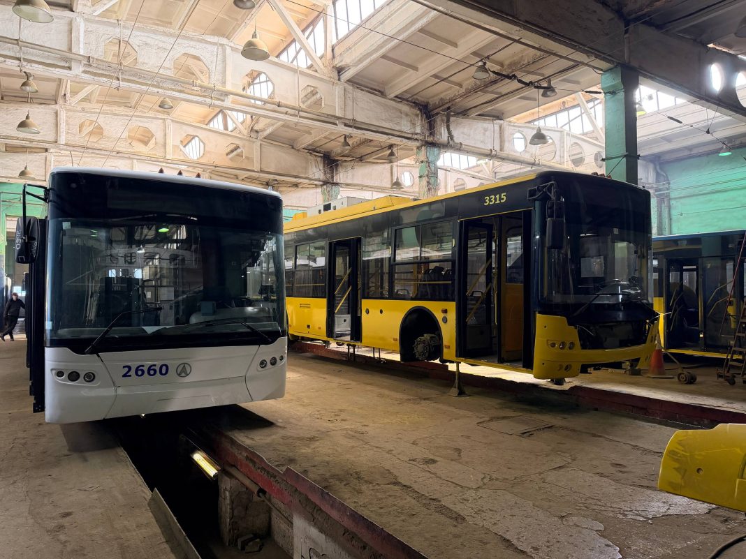 Зміни руху транспорту в Києві 2 вересня — як курсують автобуси та метро