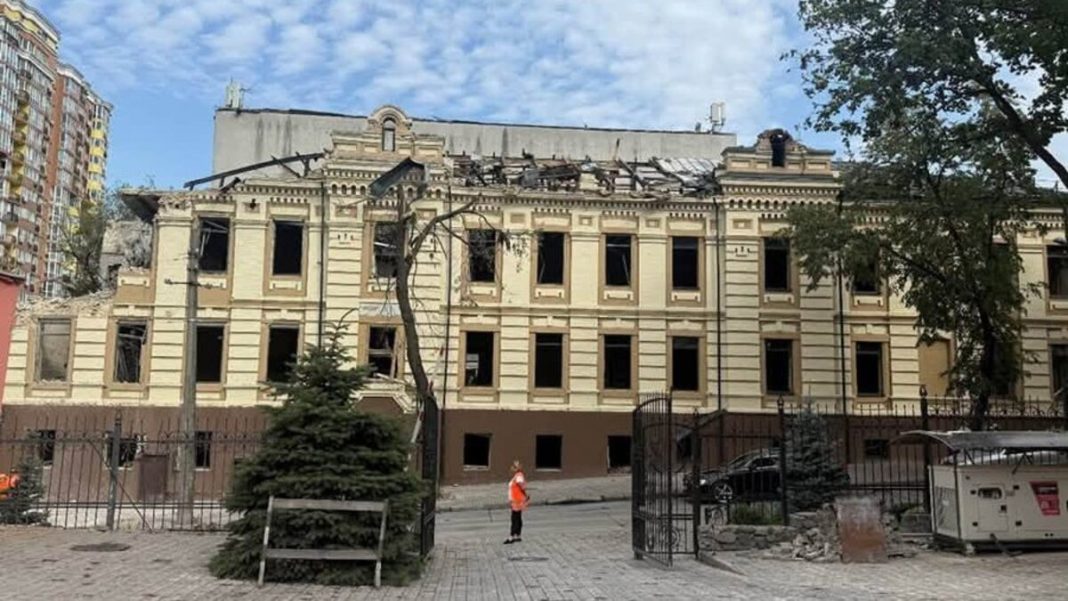 Лук'янівська поліцейська дільниця після обстрілу. Фото: Департамент охорони культурної спадщини КМДА/Facebook