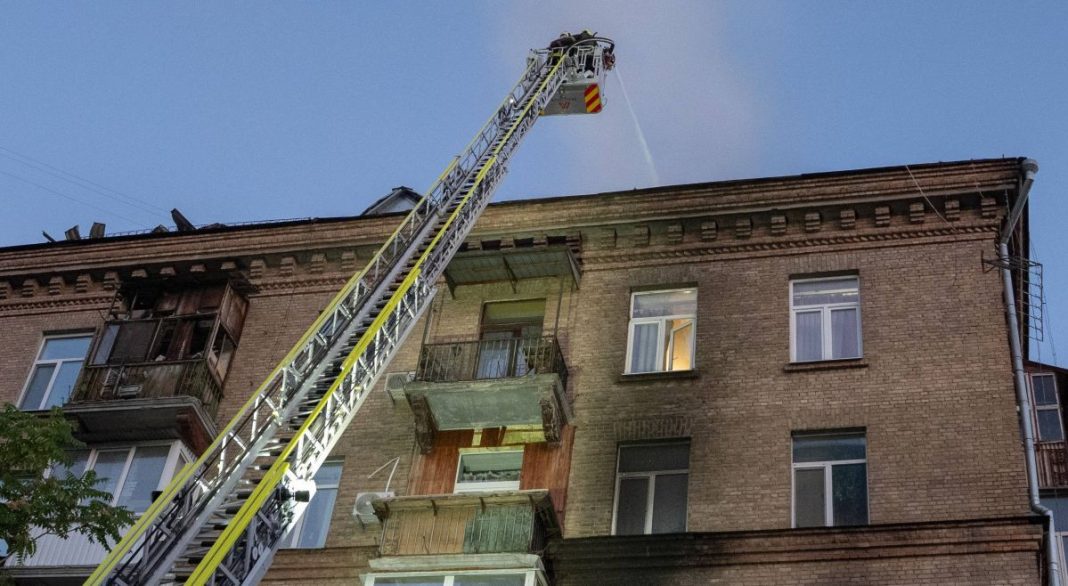 Наслідки удару РФ по Києву. Фото: ДСНС