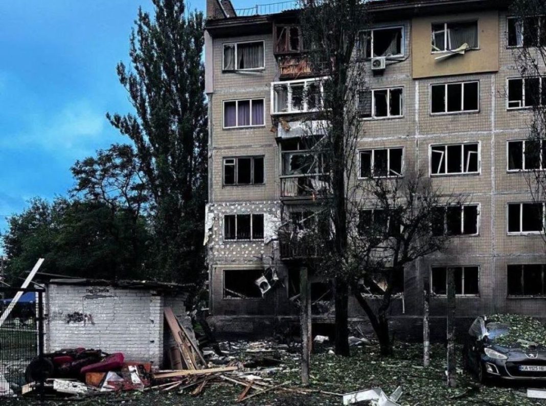 У Дніпровському районі Києва розгорнули штаб допомоги мешканцям, які постраждали внаслідок нічної атаки