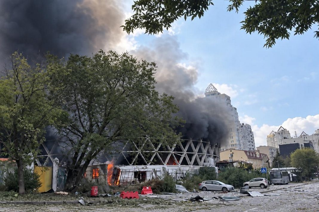 У Києві через удар РФ палає ринок 