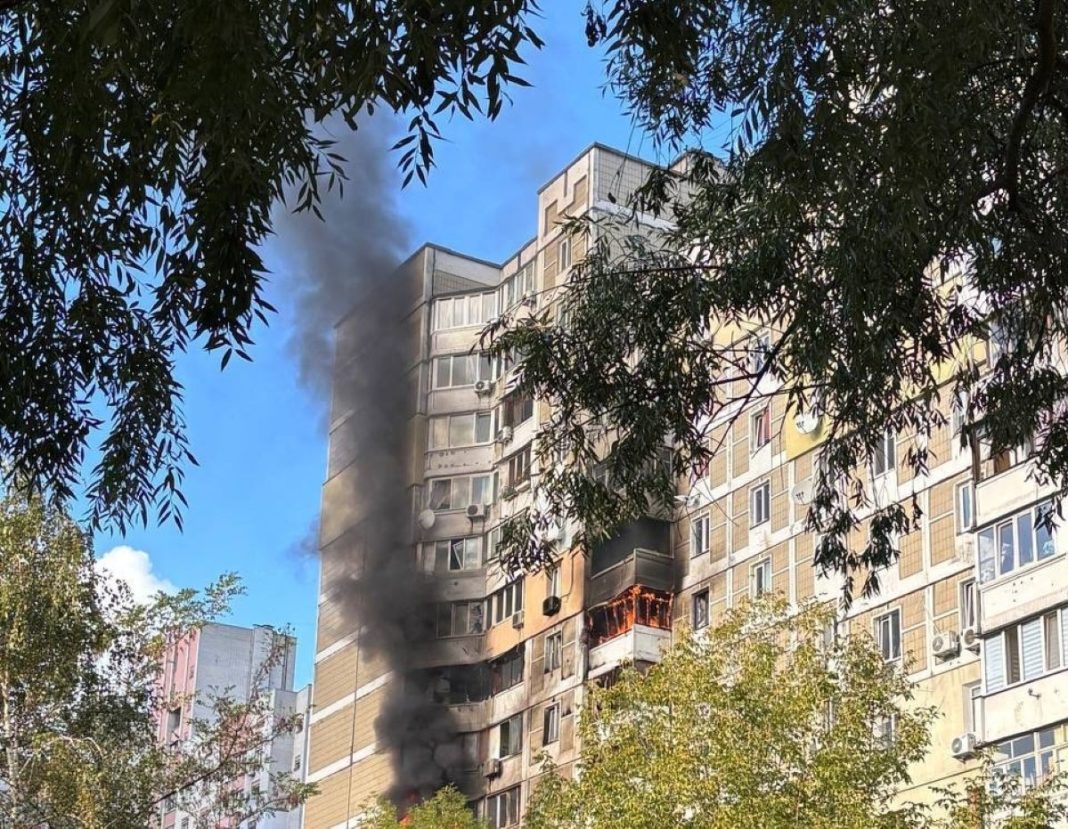 У Дарницькому районі Києва внаслідок ворожої атаки стався приліт у багатоповерхівку, розташовану поруч із будинком співачки Наталки Карпи.