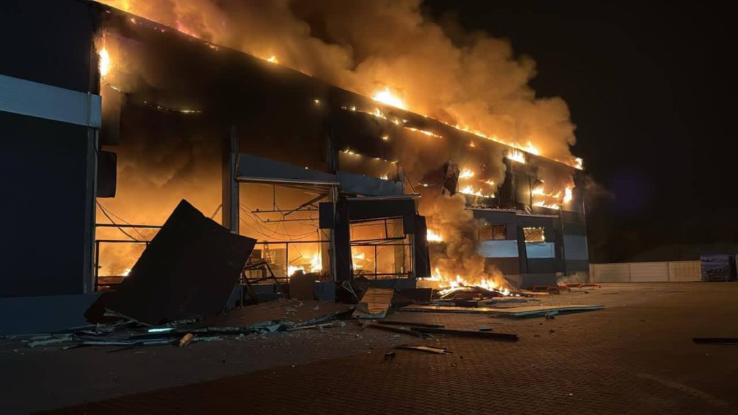Уночі під Києвом ворог поцілив у склади: які наслідки атаки на Софіївській Борщагівці