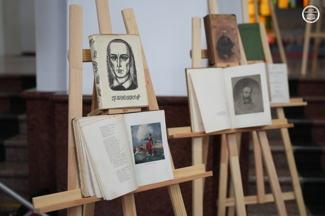 Врятували під обстрілами: в КНУ презентували книжки, вивезені з-під Борової