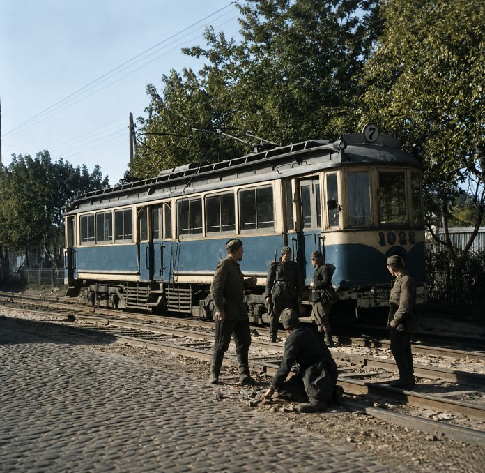 Їхній Київ кияни і Голокост-5 Німецькі військові біля київського трамвая № 1022 під час окупації міста