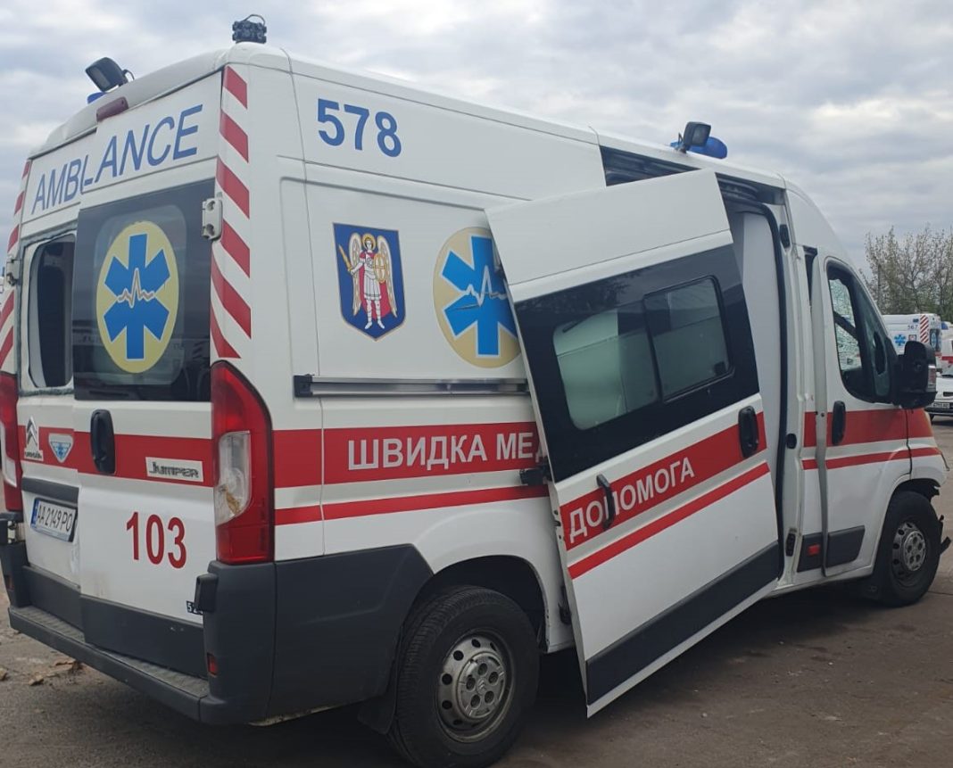 Пошкоджена машина екстреної медичної допомоги у столиці. Фото: КМДА