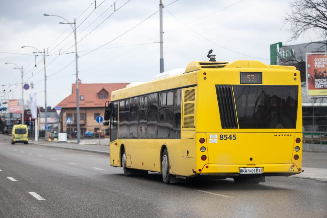 У Києві змінювали рух громадського транспорту та поїздів: що відомо про ситуацію