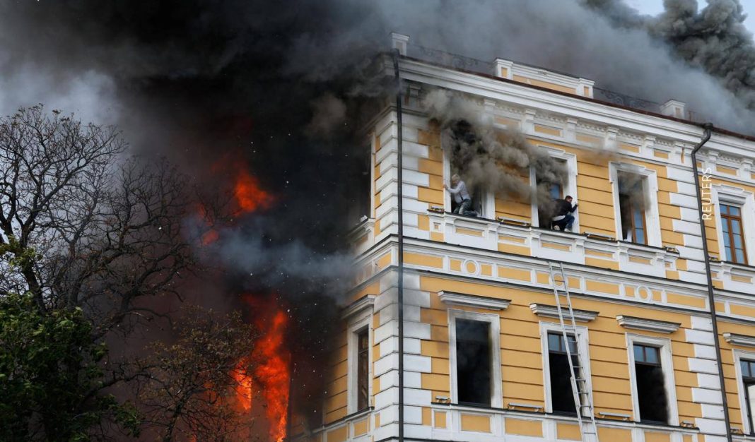 Люди намагаються самостійно врятуватись від вогню в будівлі Національної академії наук. Фото: Радіо Свобода