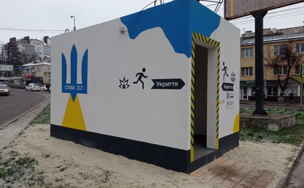 Для посилення безпеки пасажирів у столиці встановлять 14 первинних мобільних укриттів, які захищатимуть від уламків під час повітряних атак