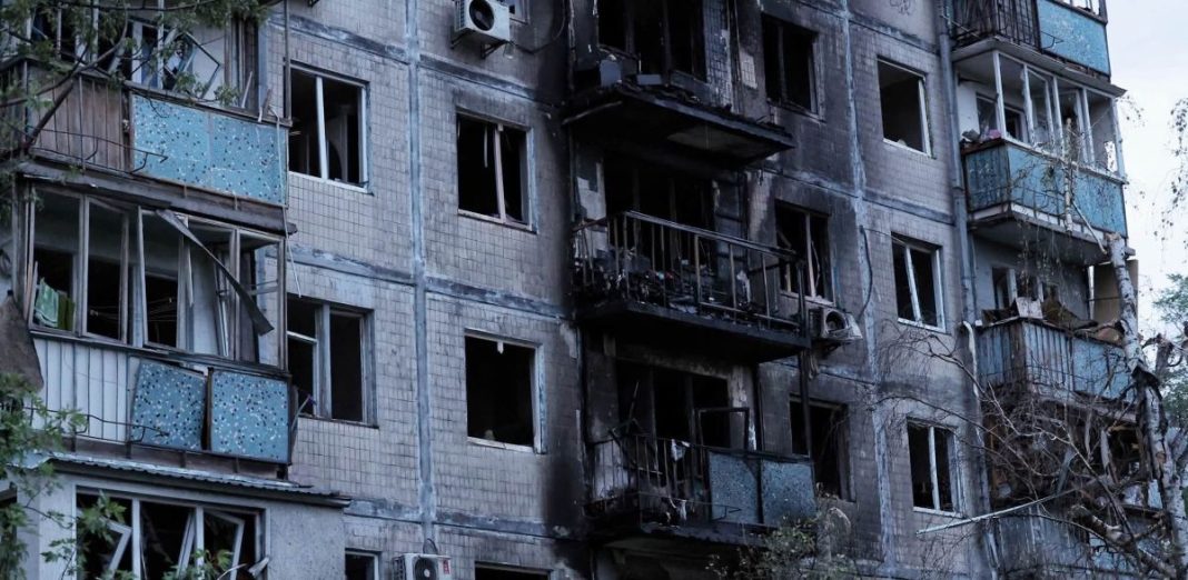 Наслідки удару РФ по Дніпровському району столиці. Фото: Ян Доброносов
