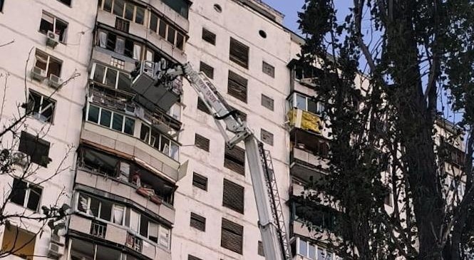 Наслідки атаки РФ на Київ. Фото: ДСНС, Нацполіція