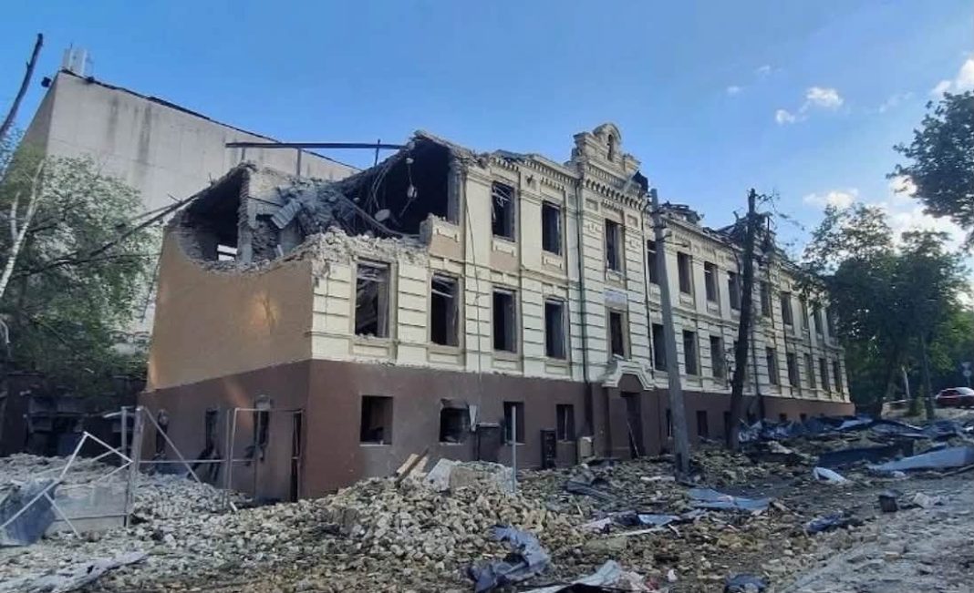 Будівля Лук'янівської поліцейської дільниці після обстрілу. Фото: Дмитро Перов
