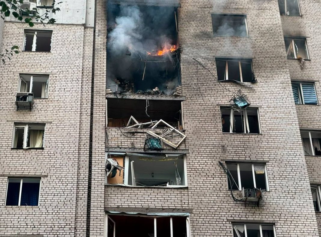 Наслідки влучання уламків дронів у будинок в Києві. Фото: Нацполіція