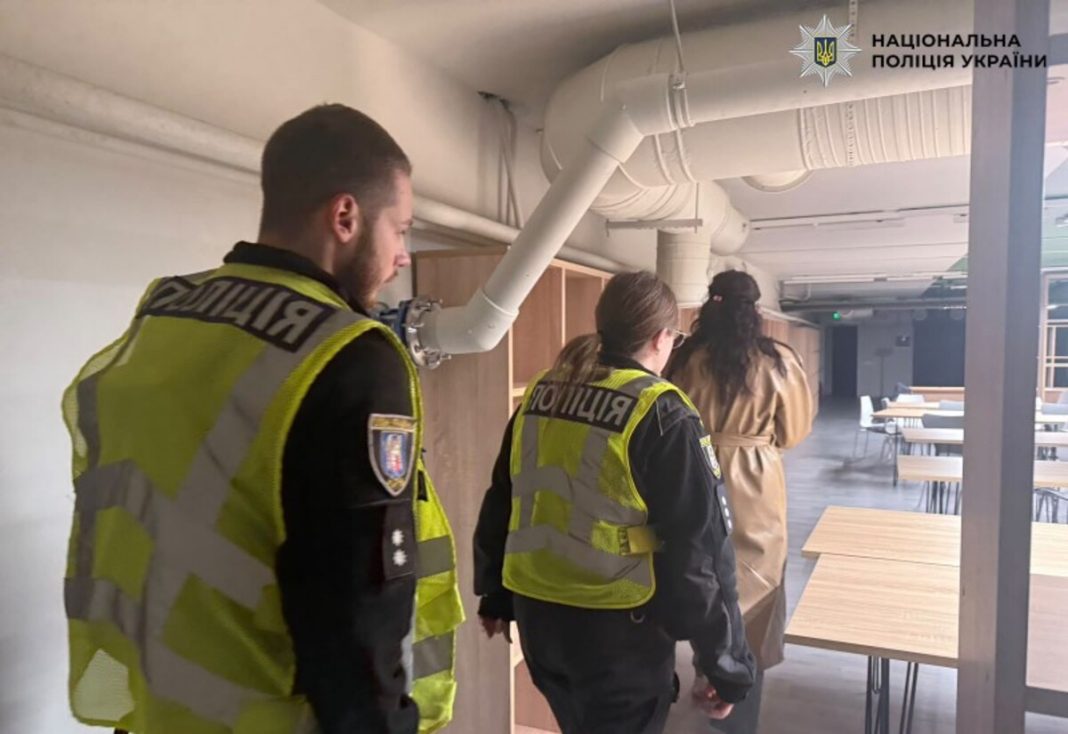 Поліціанти на місці події. Фото: Головне управління Національної поліції у місті Києві