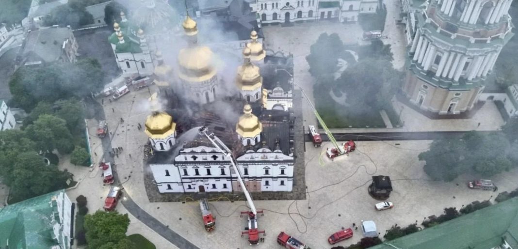 Наслідки удару РФ по Києво-Печерській лаврі у червні 2026 року. Фото: ДСНС