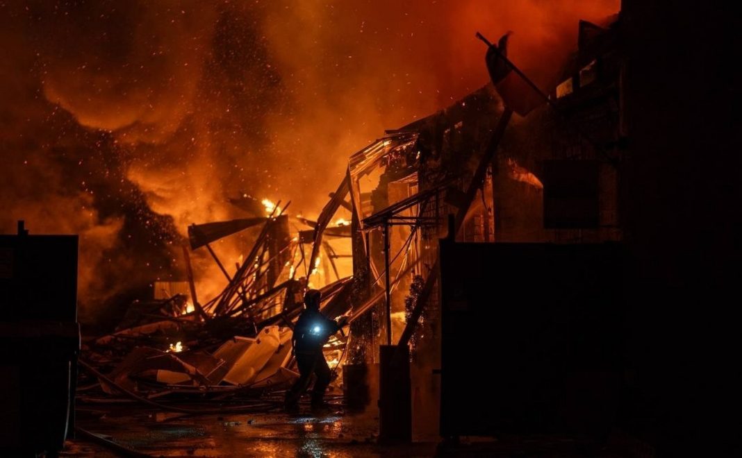 Ворожий дрон влучив у склад у Солом’янському районі Києва: є загиблий та поранений