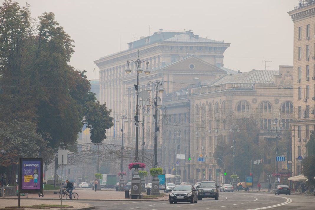 Смог та задимлення: на Київщині погіршилася якість повітря після ворожих атак