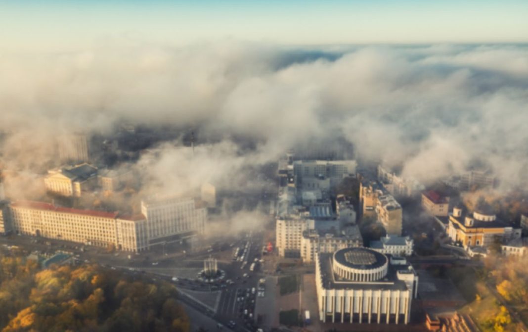 У Києві зранку 30 вересня спостерігається щільний туман і погіршення якості повітря через накопичення диму та саджі після останніх обстрілів.