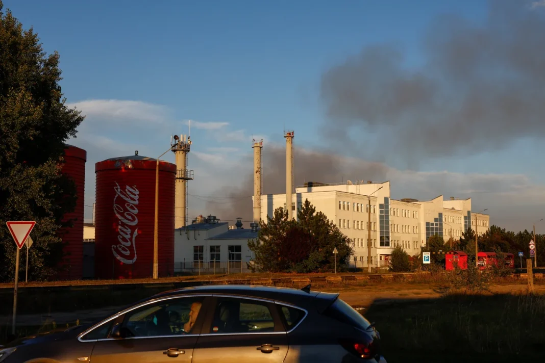 Наслідки атаки російського безпілотника на завод Coca-Cola на Київщині. Фото: REUTERS/Valentyn Ogirenko